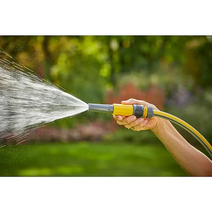 Neptun Düsen-Set - 4 -tlg. - Eine gelbe Gartenschlauchspritze in Aktion, Wasserstrahl spritzt gegen einen grünen Hintergrund.