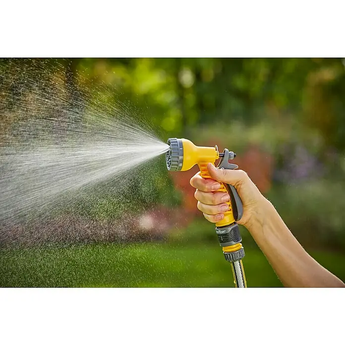 Neptun Brausen-Set - 4 -tlg. - Nahaufnahme einer Hand, die eine gelbe Spritzpistole hält, aus der Wasser in einem Garten spritzt.