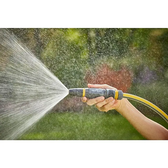 Neptun Reinigungsspritze - Kunststoff - Eine Person hält einen Neptun-Gartenschlauch, aus dem Wasser spritzt, ideal für die Gartenbewässerung.
