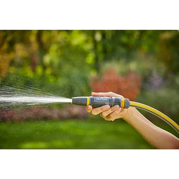 Neptun Reinigungsspritze - Kunststoff - Eine Hand hält einen gelb-grauen Gartenschlauch mit Sprühdüse, aus der ein Wasserstrahl herausschießt, vor einem grünen Hintergrund.
