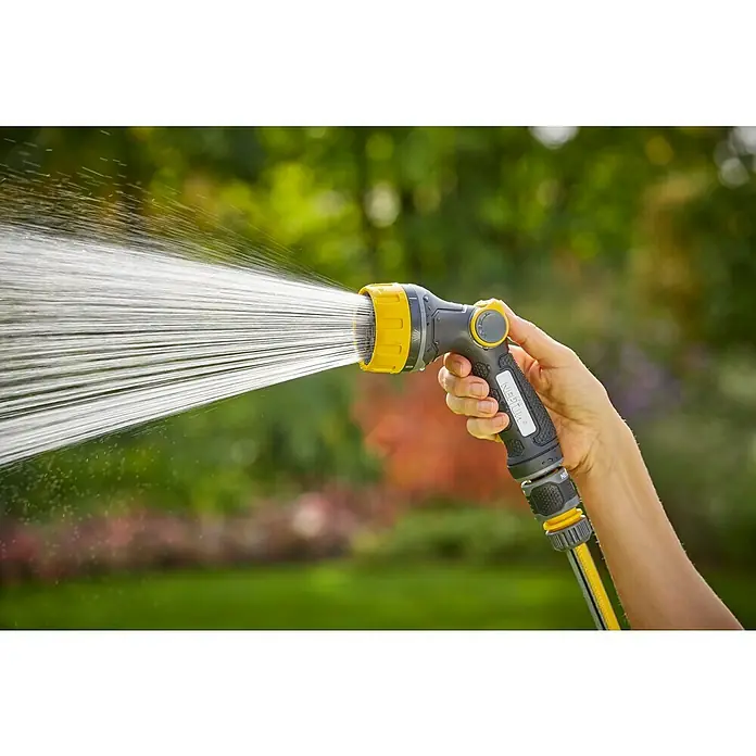 Neptun Bewässerungsbrause - Anzahl Sprühformen: 7 Stk. - Nahaufnahme einer Hand, die eine NEPTUN-Gartenspritze hält, aus der ein starker Wasserstrahl kommt, ideal für Gartenbewässerung.