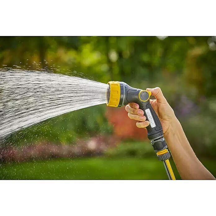Neptun Bewässerungsbrause - Anzahl Sprühformen: 7 Stk. - Eine Hand hält eine gelb-schwarze Gartenschlauchdüse, die Wasser sprüht.