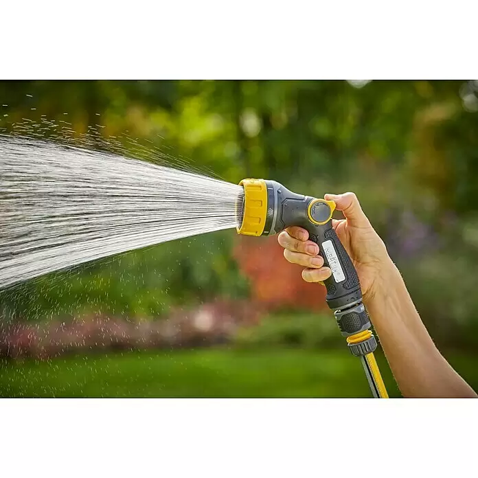 Neptun Bewässerungsbrause - Anzahl Sprühformen: 7 Stk. - Hand hält eine gelb-dunkelgraue Brausepistole, die einen starken Wasserstrahl versprüht.