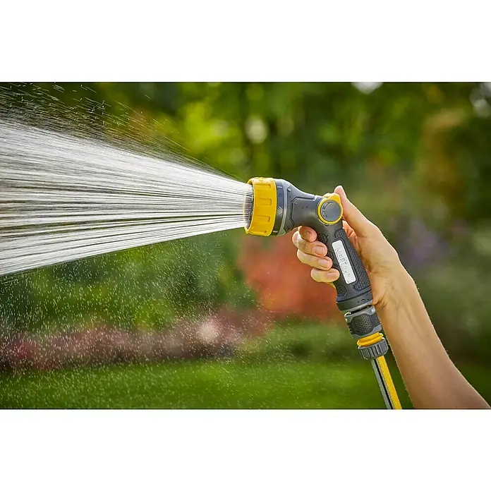 Neptun Bewässerungsbrause - Anzahl Sprühformen: 7 Stk. - Eine Hand hält einen gelb-grauen Wassersprühkopf, aus dem Wasserstrahlen herausspritzen.