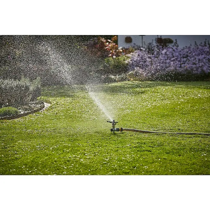 Neptun Sektorenregner - Metall, Max. Regnerfläche: 480 m² - Rasensprenger bewässert den grünen Rasen an einem sonnigen Tag, ideal für Gartenbewässerung.