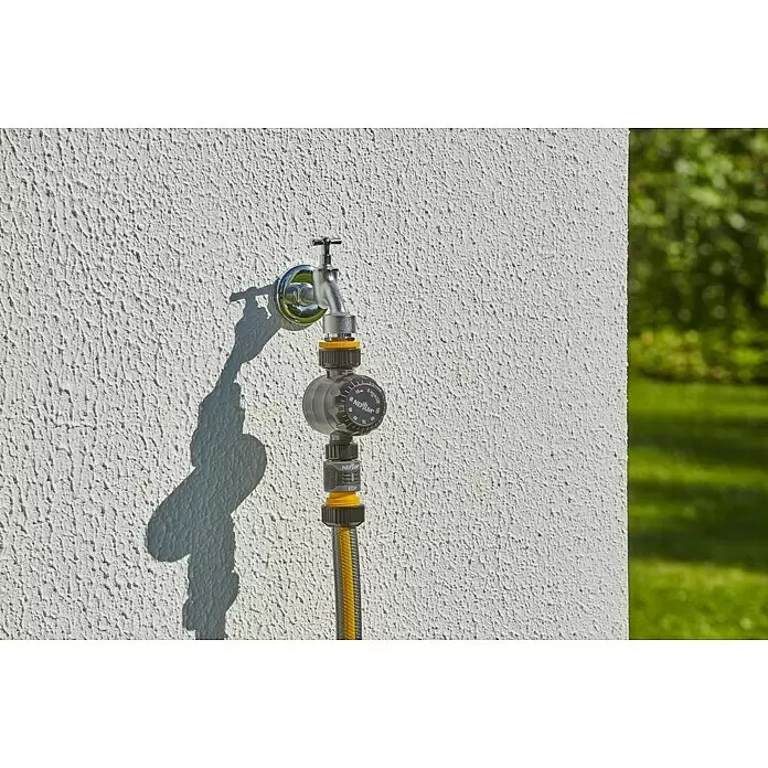 Neptun Bewässerungsuhr - Bewässerungsdauer: 5 min - 120 min - Chrom-Gartenwasserhahn mit angeschlossener dunkelgrau-gelber Bewässerungsuhr und Schlauchanschluss.