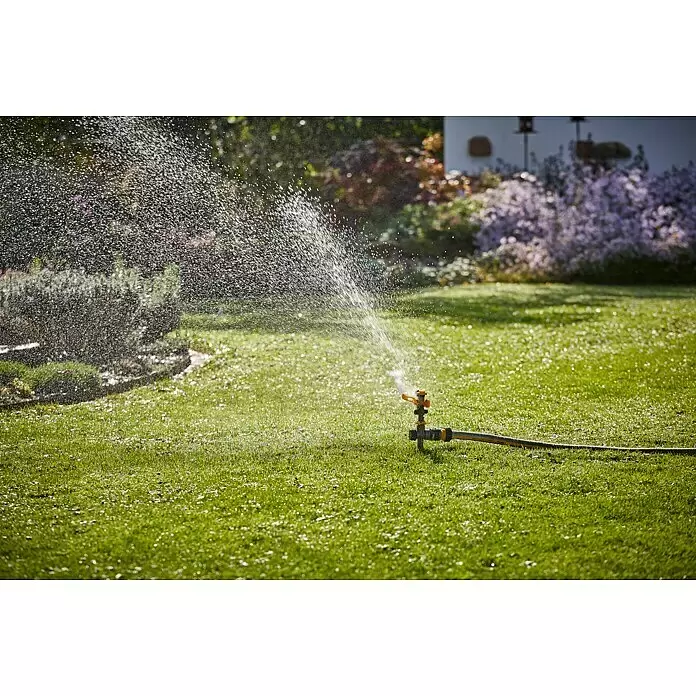 Neptun Kreisregner - Kunststoff, Max. Regnerfläche: 410 m² - Ein gelb-dunkelgrauer Gartensprenger bewässert einen grünen Rasen, Wassertropfen glitzern in der Sonne.