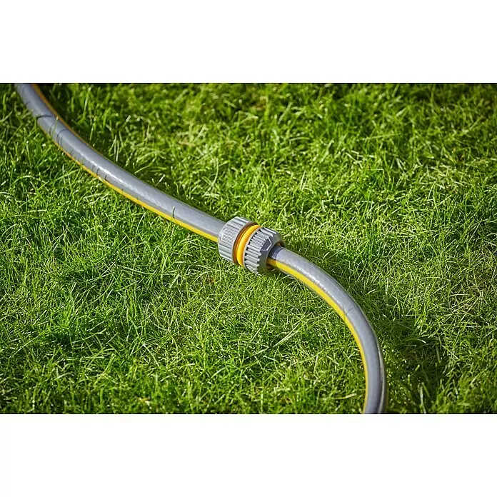 Neptun Universal-Reparaturstück - ½″ - Ein grauer Gartenschlauch mit gelbem Streifen und grau-gelbem Anschluss.