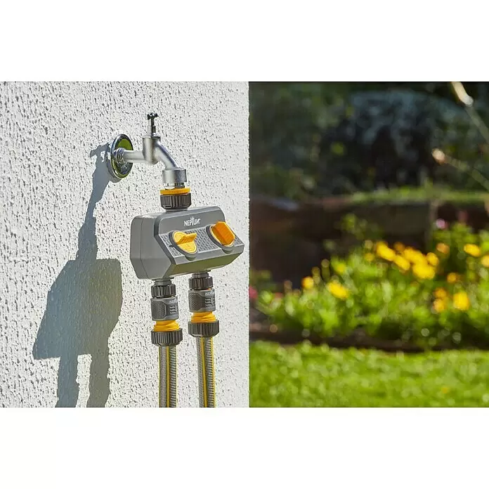 Neptun 2-Wege-Verteiler - Gewindegröße Wasserhahn: 33,3 mm (1″), 26,5 mm (¾″), 21 mm (½″) - Grauer Gartenschlauchverteiler mit gelben Akzenten an einem Wasserhahn, der Wasser auf zwei Schläuche verteilt.