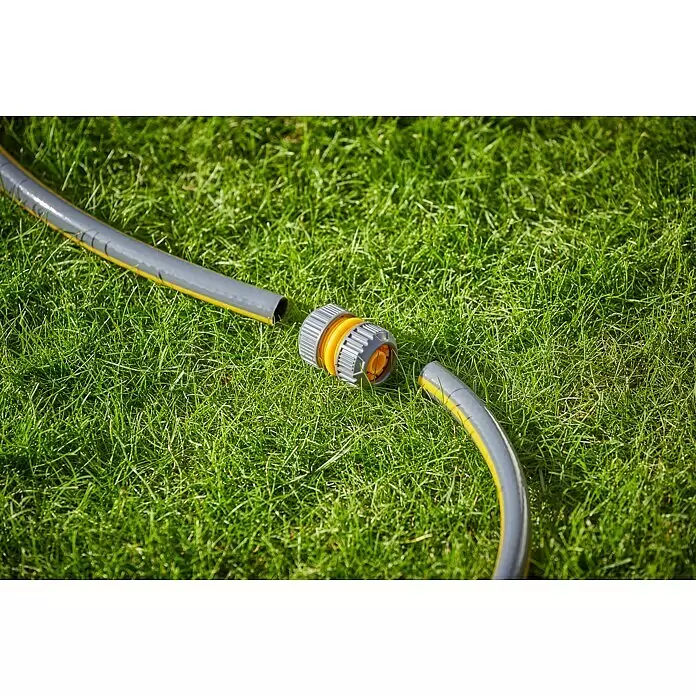 Neptun Universal-Reparaturstück - ½″ - Grauer Gartenschlauch mit gelbem Streifen, von seinem grau-gelben Schnellanschluss getrennt.