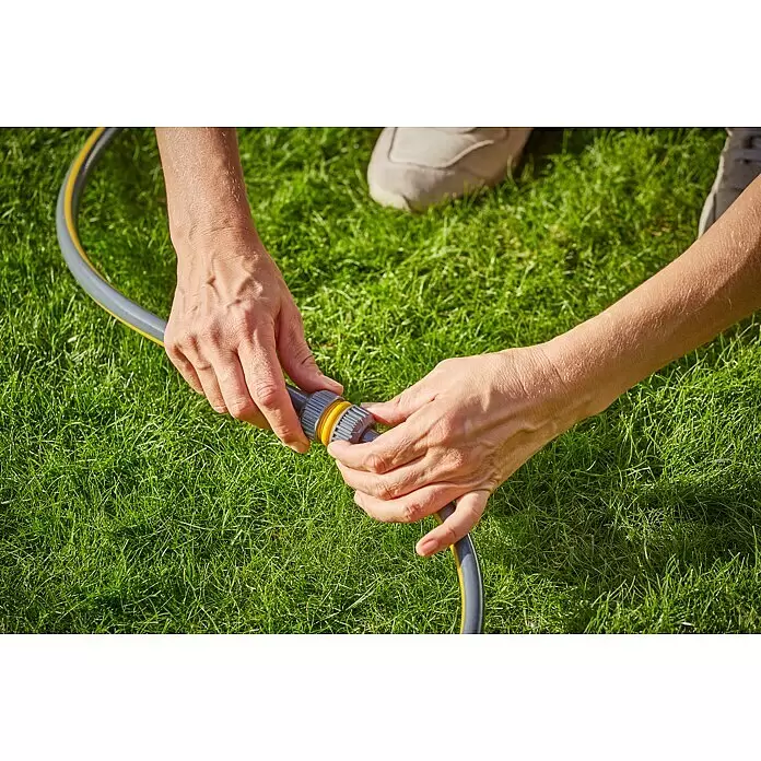 Neptun Universal-Reparaturstück - ½″ - Hände verbinden einen grauen Gartenschlauch mit gelbem Streifen mittels eines grau-gelben Verbindungsstücks.