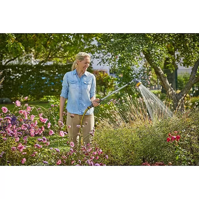 Neptun Teleskop-Gießstab - Länge: 84 cm, Aluminium/Kunststoff - Eine Frau bewässert Pflanzen im Garten mit einer gelb-grauen Gießbrause an einem Schlauch.