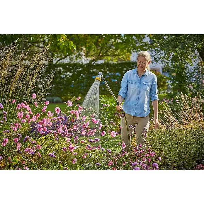 Neptun Teleskop-Gießstab - Länge: 84 cm, Aluminium/Kunststoff - Frau gießt Blumen mit einer Gartenspritze. Die Gartenspritze hat einen gelben Sprühkopf und einen langen Griff für eine einfache Bedienung.