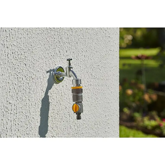 Neptun Regulierventil - ½″ - Eine Außenarmatur mit einem Gardena-Wasserhahnanschlussstück an einer weiß getünchten Wand.
