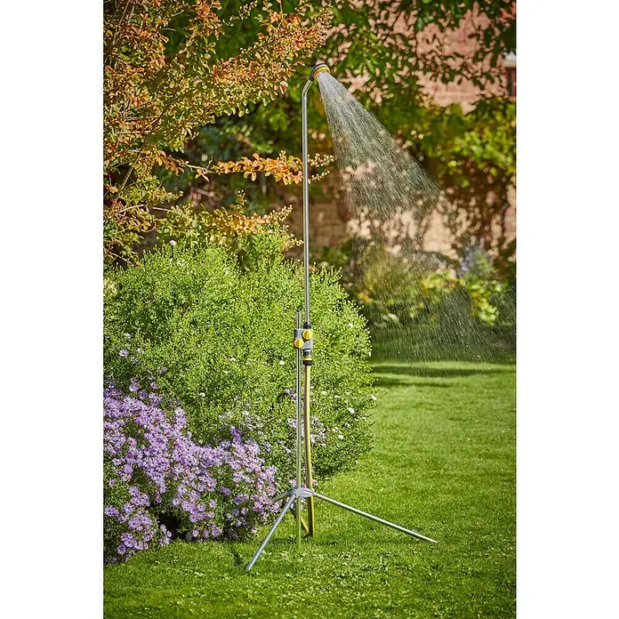 Neptun Gartendusche - 117 cm, Dreibeinstativ, Aluminium - Ein Rasensprenger mit Stativ steht im Garten und bewässert die umliegende Vegetation. Er sorgt für eine angenehme Erfrischung an heißen Tagen.