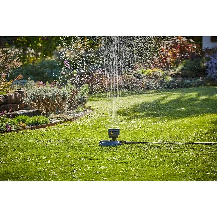 Neptun Viereckregner Kompakt - Max. Regnerfläche: 370 m² - Rasensprenger bewässert den grünen Rasen mit einem sanften Wasserstrahl. Das Gerät sorgt für eine gleichmäßige Verteilung des Wassers im Garten.