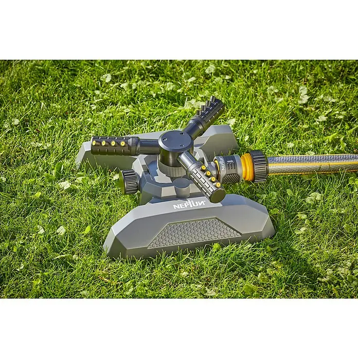 Neptun Kreisregner - Kunststoff, Max. Regnerfläche: 80 m² - Der Neptun Rasensprenger mit drei Armen auf einer grünen Wiese sorgt für eine optimale Bewässerung des Gartens.