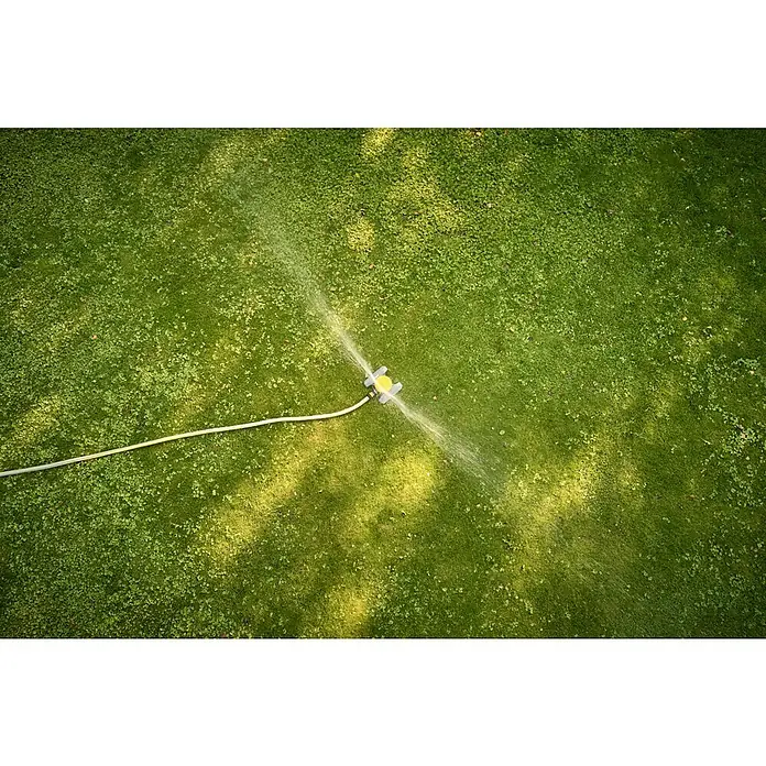 Neptun Vielflächenregner - Kunststoff - Rasensprenger bewässert einen grünen Rasen, der für die Gartenbewässerung unerlässlich ist.