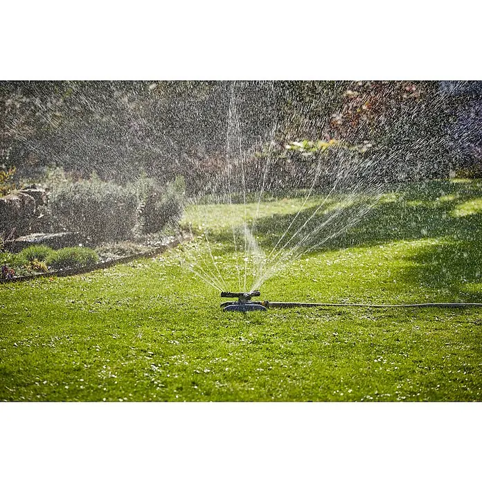Neptun Kreisregner - Kunststoff, Max. Regnerfläche: 80 m² - Rasensprenger bewässert einen saftig grünen Rasen mit einem erfrischenden Sprühnebel, ideal für die Gartenpflege.