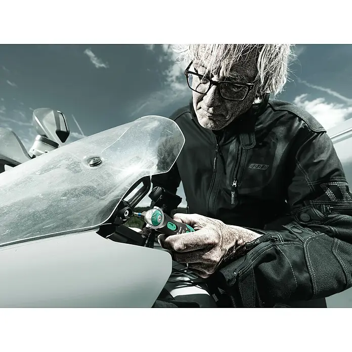 Wera Zyklop Knarrensatz Pocket 8009 - ¼″, 13 -tlg. - Nahaufnahme einer Person, die mit einem Wera-Werkzeug an einem Motorrad arbeitet, wobei der Fokus auf dem Werkzeug und dem Motorrad liegt.