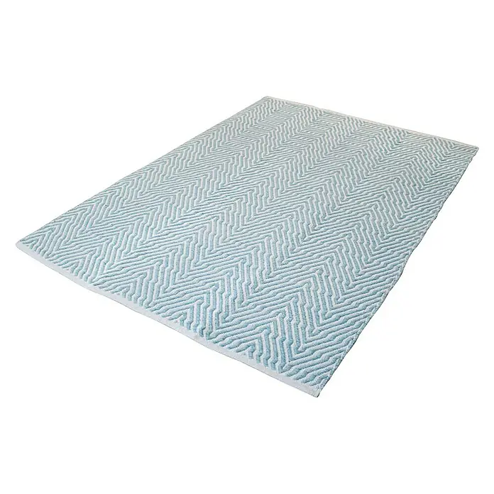 Kayoom Flachgewebeteppich Cocktail 400 - Türkis, 230 x 160 cm, 100% Baumwolle - Ein rechteckiger Teppich mit blau-weißem Zickzackmuster und hellem Rand. Ideal, um jedem Raum einen Hauch von Stil zu verleihen.