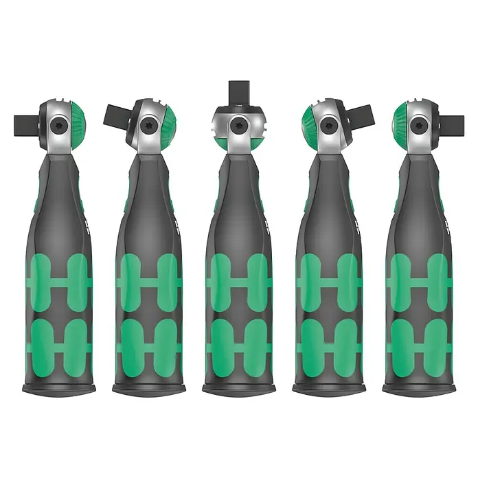 Wera Zyklop Knarrensatz Pocket 8009 - ¼″, 13 -tlg. - Fünf Wera Zyklop Mini Knarrenschraubendreher mit markantem grünem Design aufgereiht vor schwarzem Hintergrund.