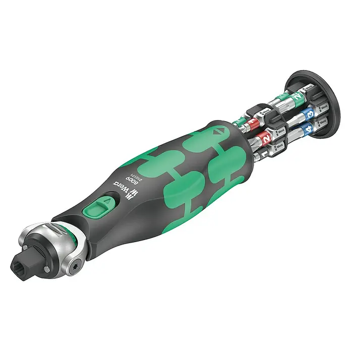 Wera Zyklop Knarrensatz Pocket 8009 - ¼″, 13 -tlg. - Nahaufnahme eines Wera 8009 Zyklop Bit-Ratschenschraubendrehers mit Magazin, der für präzise Schraubarbeiten entwickelt wurde.