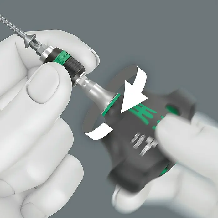 Wera Schraubendreher-Set Kraftform Kompakt - 17 -tlg., Antriebsgröße: ¼″ Außensechskant - Eine Nahaufnahme des Wera Zyklop Mini Knarrenschraubendrehers in Verwendung, der mit einer Schraube und Pfeilen zur Drehrichtung dargestellt wird.