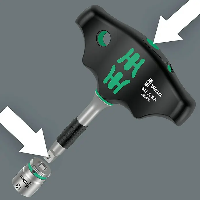 Wera Steckschlüsseleinsatz-Adapter 411 A RA - Rechts-/Linkslauf, Schnelldrehhülse, ¼″ - Das Bild zeigt einen Wera 411 A RA Knarren-T-Griff mit Pfeilen, die auf die Werkzeugmerkmale hinweisen.
