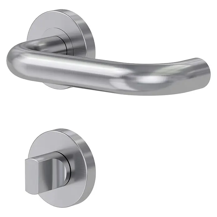 Diamond Doors Zimmertürgarnitur Vermont - Gebogen, Edelstahl, Schlitzkopf/Olive - Nahaufnahme eines modernen Türgriffs und eines Drehknopfes mit gebürstetem Metallfinish auf schwarzem Hintergrund.