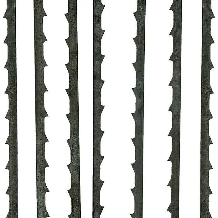 Wisent Laubsägeblätter - Grob (Gr. 7), Einsatzbereich: Weichholz, Blattlänge: 130 mm, 12 Stk. - Detailaufnahme mehrerer Metallsägeblätter. Sie sind grau und haben gezackte Kanten, die zum Schneiden verwendet werden.