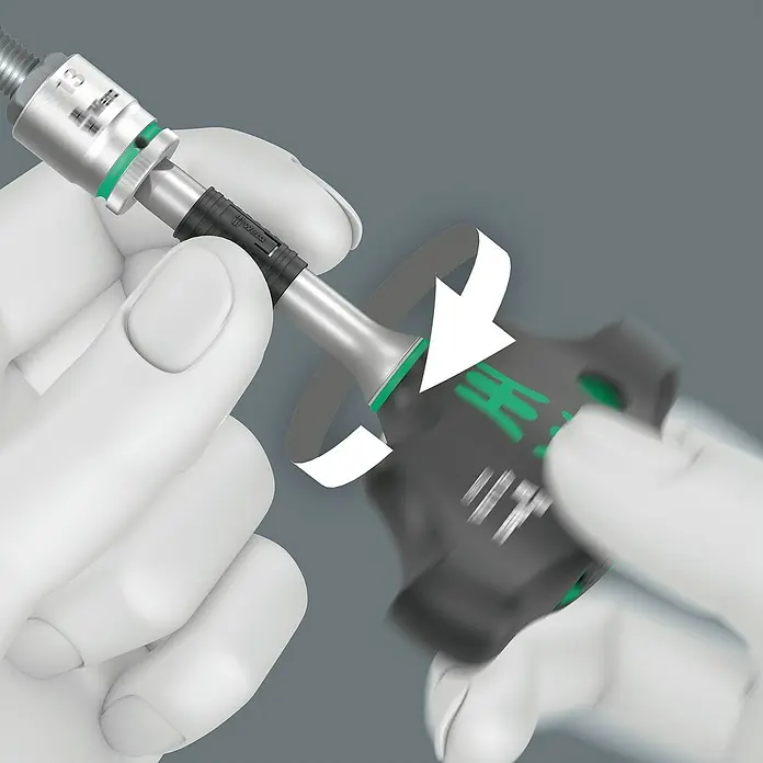 Wera Steckschlüsseleinsatz-Adapter 411 A RA - Rechts-/Linkslauf, Schnelldrehhülse, ¼″ - Nahaufnahme eines Wera-Werkzeugs mit drehbarem Griff, gehalten in behandschuhten Händen, was die Präzision und Ergonomie des Produkts hervorhebt.