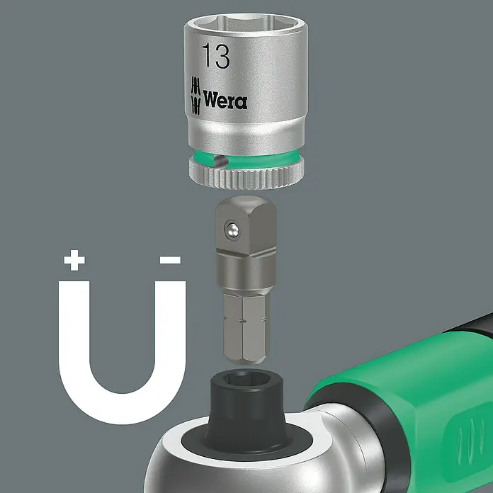 Wera Drehmomentschlüssel Safe-Torque A 2 - ¼″ Sechskant, 2 Nm - 12 Nm, 23 -tlg. - Nahaufnahme eines Wera-Steckschlüsselsatzes, der zur Verwendung mit einer Ratsche bereit ist, und zeigt magnetische Eigenschaften.