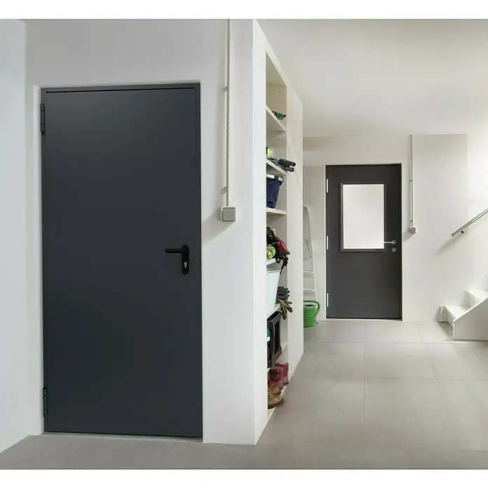 Hörmann Mehrzwecktür - 87,5 x 200 cm, DIN Anschlag: Links/Rechts, Anthrazitgrau - Tür mit schlichtem Design, ideal für funktionale Räume. Die Tür ist grau und hat einen schwarzen Griff, der perfekt zum Raum passt.