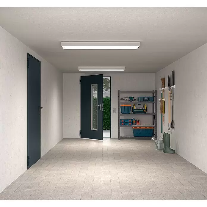 Hörmann Mehrzwecktür mit Lichtausschnitt - 87,5 x 200 cm, DIN Anschlag: Links/Rechts, Anthrazitgrau - Gut beleuchtete Garage oder Abstellraum mit Fliesenboden, dunkelgrauen Türen, Metallregalen mit Werkzeugen und Gartengeräten an der Wand.