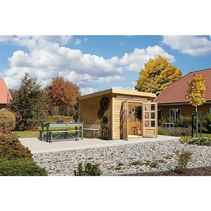 Karibu Gartenhaus Kandern 6 - Außenmaß inkl. Dachüberstand (B x T): 305 x 303 cm, Holz, Natur - Ein modernes Gartenhaus mit offenen Holztüren und Deko-Elementen im Außenbereich, umgeben von einem gepflegten Garten mit Steinen und Pflanzen.