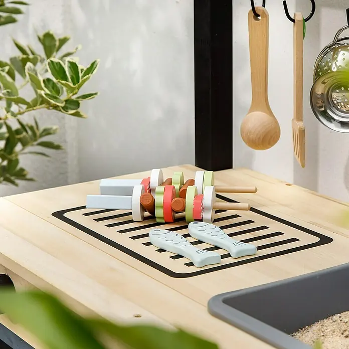 Muddy Buddy Matschküche Grill & Chill - 80 x 40 x 90 cm, Holz, Natur/Schwarz - Ein hölzernes Spielküchen-Set mit Grill, Spielzeug-Fisch und Spießen, ideal für fantasievolles Spielen im Kinderzimmer.