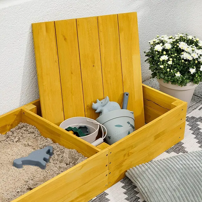 Muddy Buddy Sandkasten Flexy Style - 150 x 90 x 20 cm, Holz, Warmgrau/Ocker - Gelbe Sandkiste aus Holz mit Deckel, gefüllt mit Sand und Spielzeug, ideal für Kinder zum Spielen im Freien.