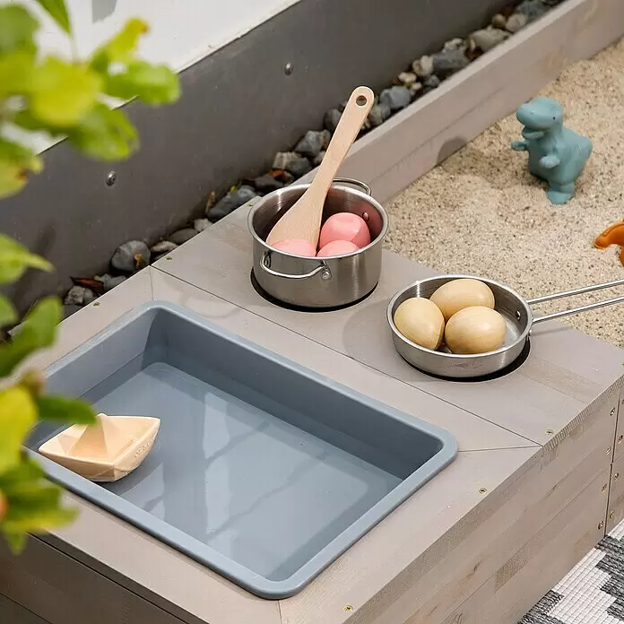 Muddy Buddy Sandkasten Flexy Style - 150 x 90 x 20 cm, Holz, Warmgrau/Ocker - Holz-Matschküche mit Wassertrog, Spieltöpfen & Essen im Sandspielbereich.