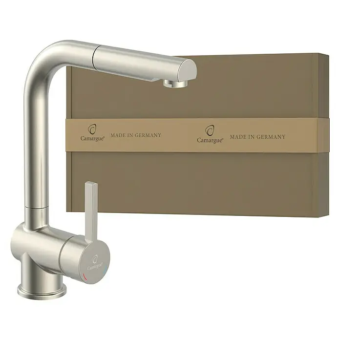 Camargue Spültischarmatur Adria - Edelstahl, Matt - Eine moderne Camargue Küchenarmatur mit schwenkbarem Auslauf und dazugehöriger Verpackung, die auf „Made in Germany“ hinweist.