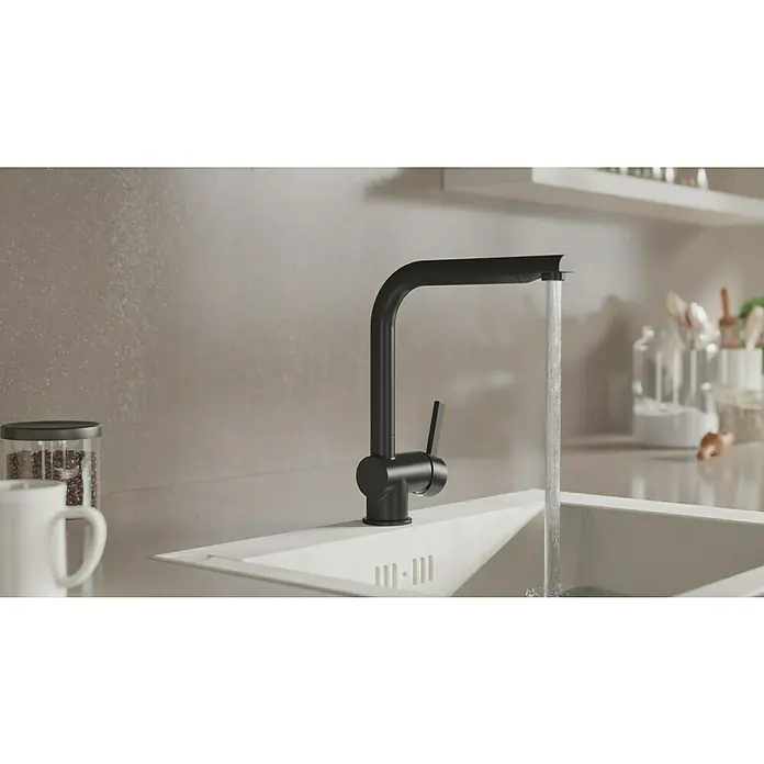 Camargue Spültischarmatur Antea - Schwarz, Matt - Nahaufnahme einer schwarzen Küchenarmatur mit fließendem Wasser in einem modernen Küchendesign.