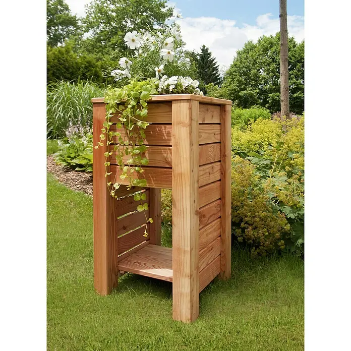 Hochbeet Rhombus - 40 x 40 x 75 cm, Holz, Braun - Ein hölzerner Pflanzkasten mit weißen Blumen und grünen Blättern steht auf einer grünen Wiese im Garten.