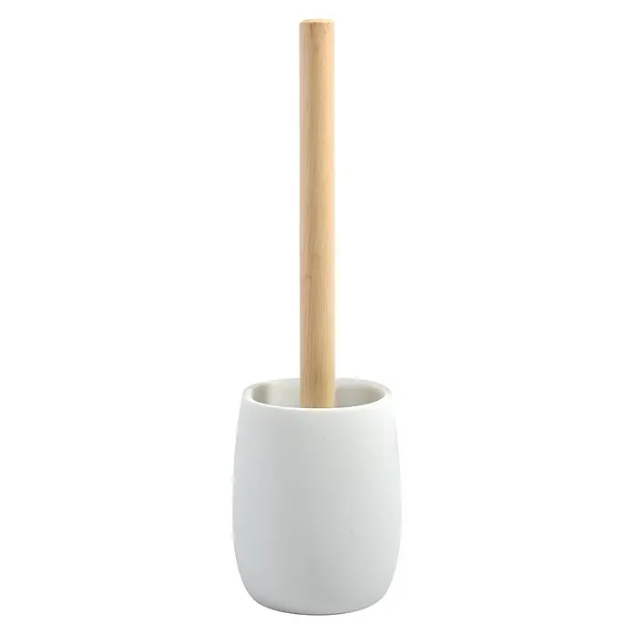 Spirella Sven Escobillero de suelo - Poliresina, Blanco - Un primer plano de un portarrollos de cerámica blanca con un mango de madera marrón claro, que muestra una decoración de baño sencilla.