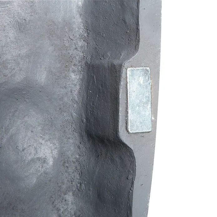 UniTEC Baustromverteiler Power Rock - Anzahl Steckdosen Schuko: 4 Stk., IP44 - Nahaufnahme einer grauen Dachpfanne mit einem rechteckigen, metallischen Befestigungselement. Das Detail zeigt die Textur und Form der Pfanne.