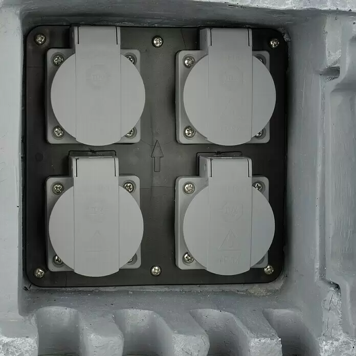 UniTEC Baustromverteiler Power Rock - Anzahl Steckdosen Schuko: 4 Stk., IP44 - Vier graue Kunststoff-Wettersteckdosen mit Schutzkappen, IP54-zertifiziert und TÜV SÜD geprüft.