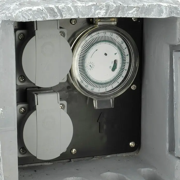 UniTEC Baustromverteiler Power Rock mit Zeitschaltuhr - Anzahl Steckdosen Schuko: 2 Stk., IP44 - Detailaufnahme eines Outdoor-Timers mit zwei Steckdosen, eingebaut in ein graues Gehäuse. Der Timer ist analog mit einer Zeitschaltuhr.
