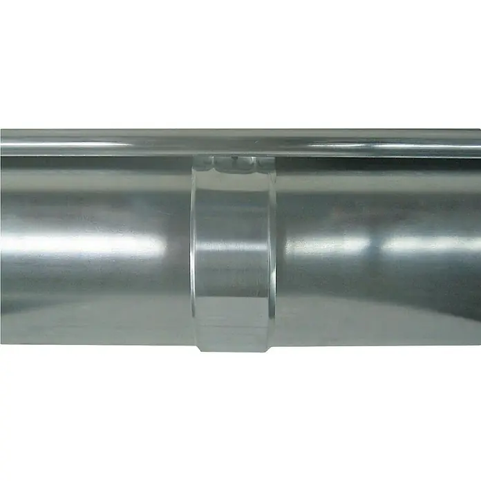 Sarei Rinnenverbinder - Nennweite: 80 mm, Zink, Silber - Nahaufnahme eines silbernen Metallrohrs mit einer Verbindungsmuffe in der Mitte. Es ist glänzend und reflektiert das Licht.