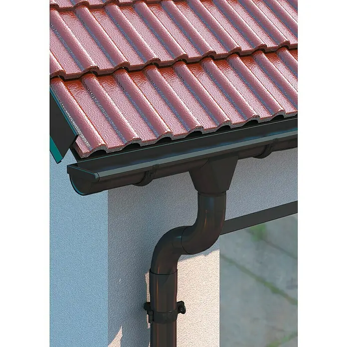 Sarei Fallrohrbogen - Nennweite: 80 mm, Winkel: 40 °, Aluminium, Anthrazit - Nahaufnahme einer braunen Dachrinne aus Kunststoff mit braunen Dachziegeln, die ein modernes und wartungsarmes Entwässerungssystem darstellt.