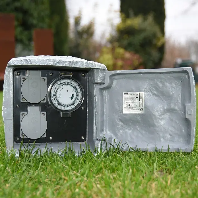 UniTEC Baustromverteiler Power Rock mit Zeitschaltuhr - Anzahl Steckdosen Schuko: 2 Stk., IP44 - Außensteckdose in Steinoptik mit Zeitschaltuhr und zwei Steckdosen zur flexiblen Stromversorgung im Garten.