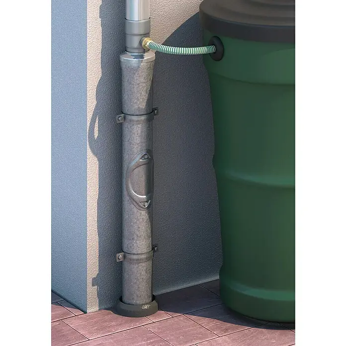 Sarei Standrohrkappe - 115/100 mm, Aluminium - Nahaufnahme einer Regenwassertonne mit angeschlossenem Fallrohr und Verbindungsschlauch für die Gartenbewässerung.